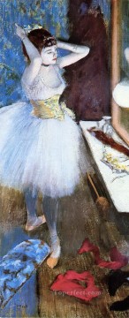 Edgar Degas Painting - bailarina en su camerino Edgar Degas